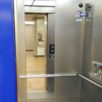 意外と知られていない！エレベーターに大きな鏡がついている本当の理由を知っていますか？