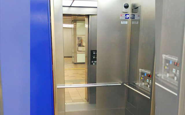 意外と知られていない！エレベーターに大きな鏡がついている本当の理由を知っていますか？
