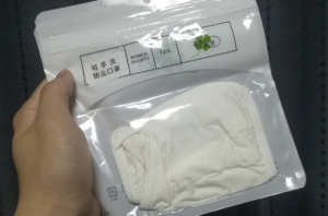 大学から支給され届いたマスク。パッケージを見ると・・・え！？