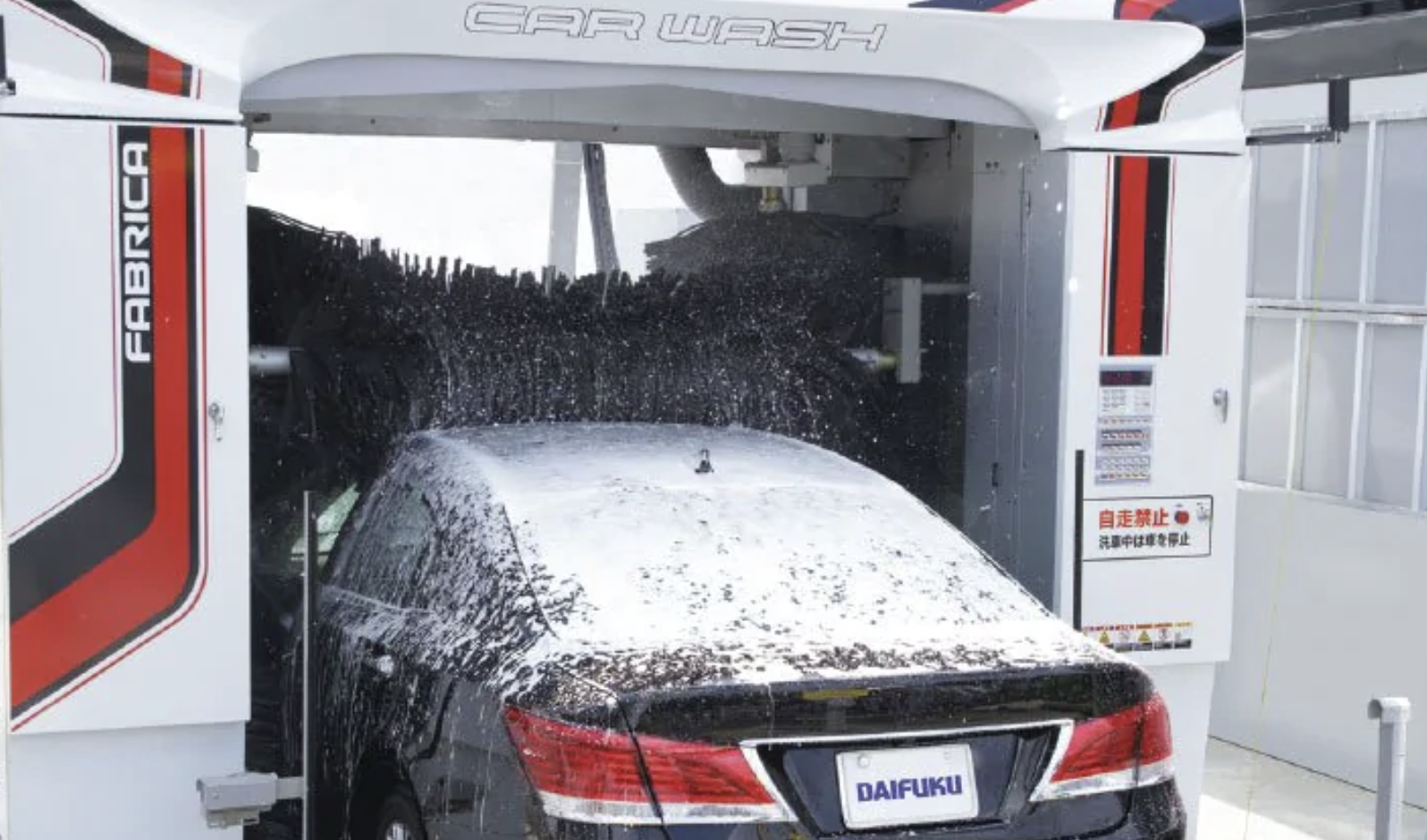 セルフ洗車場に来たら一つ前の車がとんでもない状態で洗車始まってた・・・大丈夫か！？