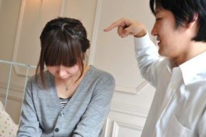 妻のことをよく息子の前で馬鹿にする旦那。これを見ていた息子がついに・・・