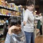 泣く子供の腕を引っ張り「お母さんを困らせないで」と叱る女性。よく見ると・・・ゾッとした