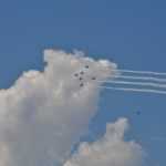 並んで飛行するブルーインパルスの少し離れたところに飛んでいた1機はなに?→その正体に「カッコよすぎる!」の声!