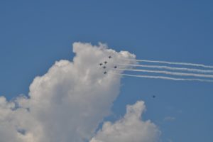並んで飛行するブルーインパルスの少し離れたところに飛んでいた１機はなに？→その正体に「カッコよすぎる！」の声！