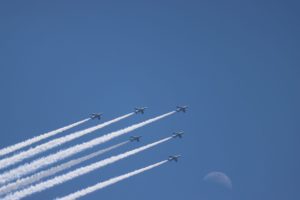 医療従事者の方々などへ向け敬意と感謝を届けるため飛行したブルーインパルス。→最後に出されたスモークがモールス信号だと知り『その意味』に涙溢れる
