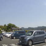 出先の駐車場で「その車の横は通らないで」と言う夫。理由を聞いたら・・・