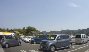 出先の駐車場で「その車の横は通らないで」と言う夫。理由を聞いたら・・・