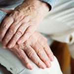 幼少期、性虐待受けて育った女性は80代になって・・・その様子に絶句する