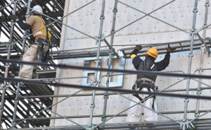 『現場って品ないよな』『汚れすぎやろ』と女性二人から心ない言葉を言われた大工さん。→大工さんの反論の言葉が突き刺さる！