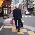 休日にコソコソと出かける父親。「不倫か?」と思いバレないように後をつけたら・・・