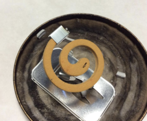 夏に大活躍の蚊取り線香にまつわる裏技。ホッチキスの針を上に置くと・・・「こんな事ができるなんて！！」