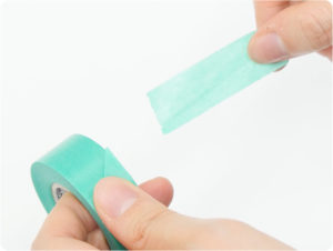 マスキングテープや紙製のテープを道具なしで『真っ直ぐに切る方法』が目からウロコ！！