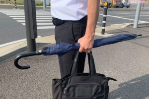 雨が続くので・・・医師からの警告！『傘を持って歩く時に絶対にやめて欲しい事』子供が被害に合っています！