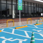 車椅子モデルの女性が目の当たりにした障がい者駐車スペースで起きていた光景に絶句・・・