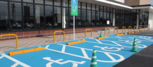 車椅子モデルの女性が目の当たりにした障がい者駐車スペースで起きていた光景に絶句・・・