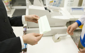 コンビニで『お釣りを5000円札で下さい』と言った男性。高校生のバイト男子がとった行動が神対応すぎた・・・！