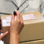 荷物を届けてくれた配達員がやけに顔をジロジロ見てくるので何事かと思ったら・・・