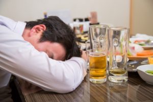 『体重と飲んだ酒量』でどのくらいの水を飲めば二日酔いを回避できるかが分かるサイトが話題に！