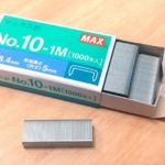 「人生50時間くらい損した・・・!」ホチキス針の箱の裏側を見て衝撃の事実が判明!