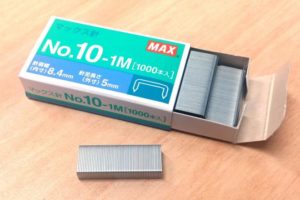 「人生５０時間くらい損した・・・！」ホチキス針の箱の裏側を見て衝撃の事実が判明！