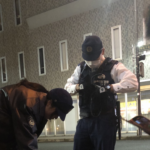 駅前で真剣に説得を試みている警官たち。その相手はなんと・・・