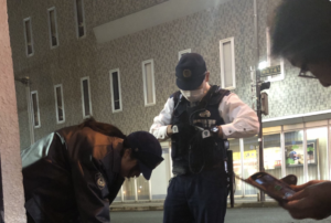 駅前で真剣に説得を試みている警官たち。その相手はなんと・・・