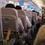 母の遺影を持って飛行機に乗った女性→それに気づいたCAさんが神対応・・・。涙が止まらなかった。