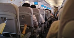 母の遺影を持って飛行機に乗った女性→それに気づいたCAさんが神対応・・・。涙が止まらなかった。