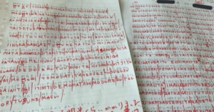 課題の作文を提出した男子高校生。すると、赤ペンだらけで返却されて・・・