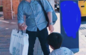 移動自粛が解除しパパと3ヶ月ぶりに再会できた小さな男の子。その姿がこちら・・・！「涙がでる」