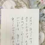 「使ったら感想を教えてください」と、おばあちゃんが作ってくれたマスク。つけてみると・・・まさかの事態に吹き出してしまう（笑）