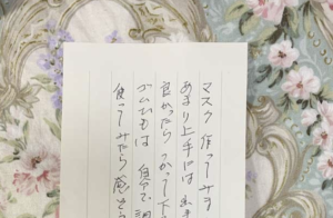 「使ったら感想を教えてください」と、おばあちゃんが作ってくれたマスク。つけてみると・・・まさかの事態に吹き出してしまう（笑）