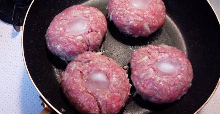 肉汁じゅわ〜のハンバーグの作り方！『ある事』をすると・・・驚きの方法が話題に！！
