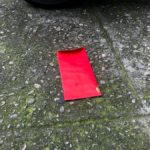 道路に落ちている『赤い封筒』を見かけたら絶対に拾ってはいけない理由にゾッとする・・・
