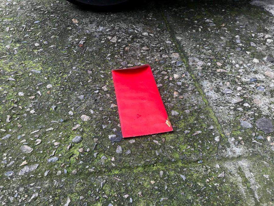 道路に落ちている『赤い封筒』を見かけたら絶対に拾ってはいけない理由にゾッとする・・・