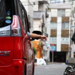 ポイ捨てしたゴミを車内へ投げ返された男性。逆上し出てこようとしたら・・・まさかの男性の末路にざまあみろ!