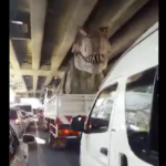 道路を走行中、目の前に輸送中の恐竜が!!→電源が入ったままだった為、凄いことに(笑)