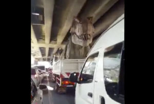 道路を走行中、目の前に輸送中の恐竜が！！→電源が入ったままだった為、凄いことに（笑）