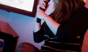 友達数人でカラオケをしていたら突然男たちが入ってきて・・・手に持っていたものに背筋が凍った