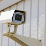 なぜか監視カメラに向かってスマホを構える人々が。何事かと思ったら「え・・・」