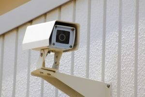 なぜか監視カメラに向かってスマホを構える人々が。何事かと思ったら「え・・・」