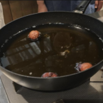 揚げ物をする時に梅干しを一緒に入れると・・・→驚くべき効果が!!!