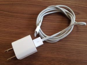 iPhoneの充電器が使えなくなった人に試して欲しい『超簡単なライフハック』→これで何度でも復活するって知ってましたか？！