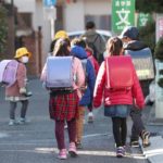 登校してきた一年生が泣いていた。よく見ると手で口を抑えている。「どうしたの？」と聞くと→登校中に起きた出来事を聞いて怒りで震えた。