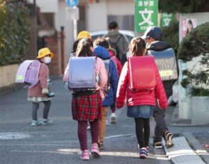 登校してきた一年生が泣いていた。よく見ると手で口を抑えている。「どうしたの？」と聞くと→登校中に起きた出来事を聞いて怒りで震えた。