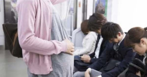 通勤途中毎日マタハラに合っていた女性。ある日耐えきれず駅のホームで泣いていたら障害を持った男の子がやってきて・・・