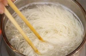 夏に活躍のそうめん！茹でる時に『あるもの』を入れてみて欲しい！→食べてその食感に驚くことになる！