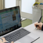 オンライン授業の後、必ず退室せずに残る生徒が数名。質問したいのかと待っていると・・・「まじか」