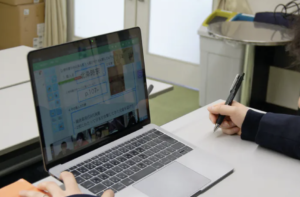 オンライン授業の後、必ず退室せずに残る生徒が数名。質問したいのかと待っていると・・・「まじか」