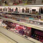薬局の店員さんが注意喚起!「女子高生が使ったテスターを・・・」ゾッとする薬局あるあるに絶句